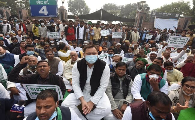 RSS Chief पर तेजस्वी का तंज, कहा- गोडसे की विचारधारा में विश्वास रखने वाले पटना में, सरकार ने गांधी की मूर्ति की कैद