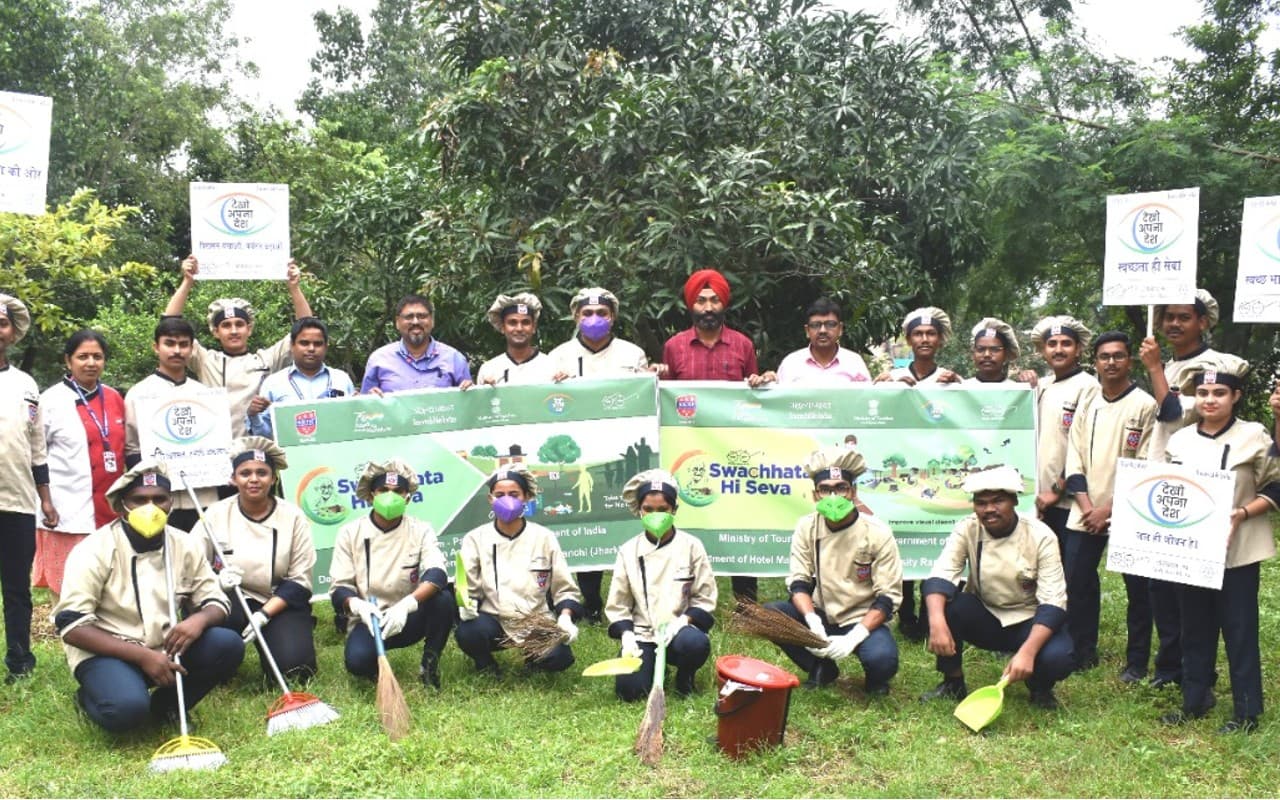 RKDF University Ranchi: स्वच्छता पखवाड़ा के तहत छात्रों ने ऑक्सीजन पार्क की साफ-सफाई की