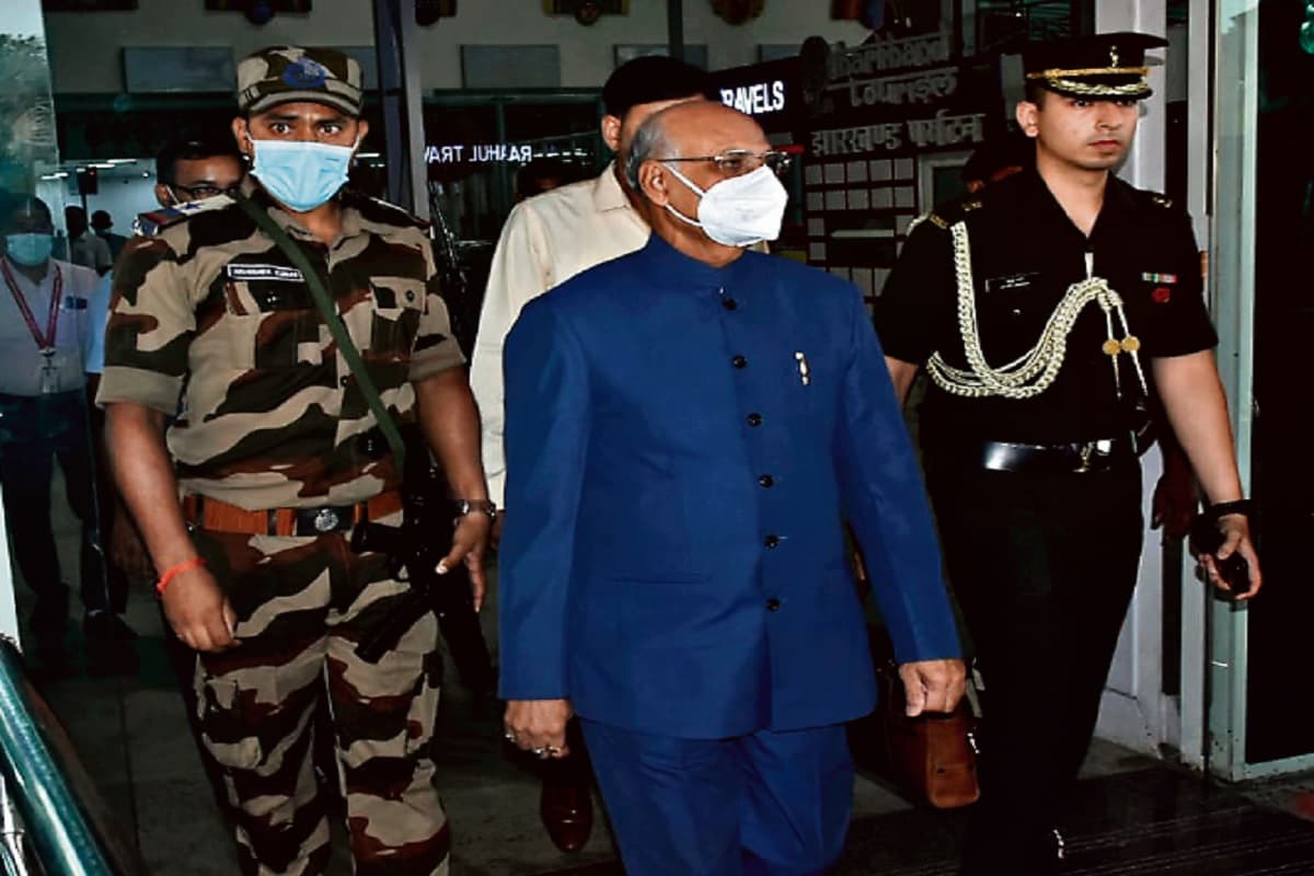 रांची लौटे राज्यपाल रमेश बैस, झारखंड में राजनीतिक हलचल तेज, सबकी निगाहें राजभवन पर