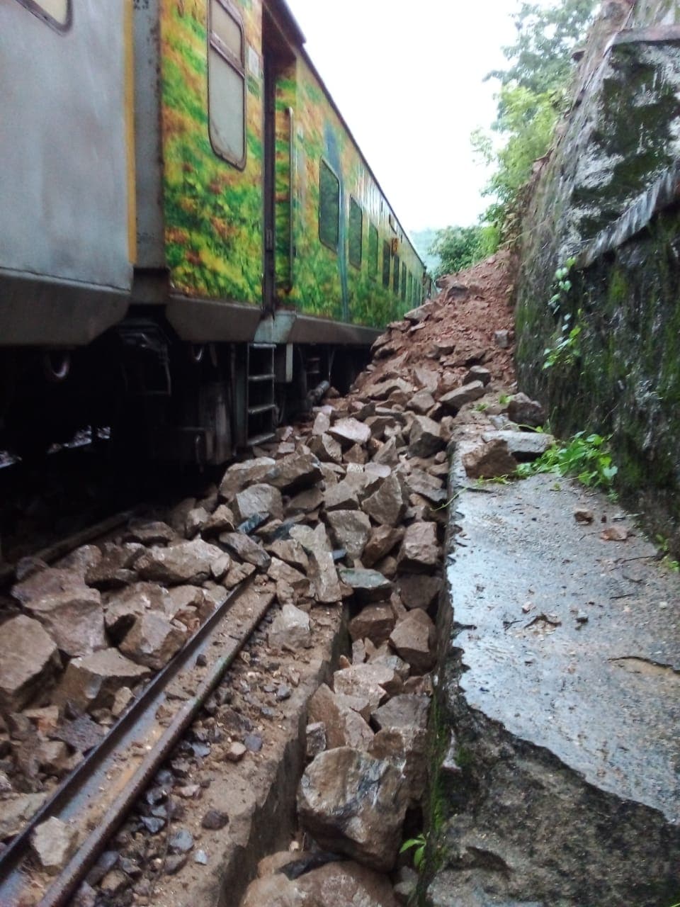 बाल बाल बचे रांची राजधानी एक्सप्रेस के यात्री, भारी बारिश बन सकती थी हादसे की वजह, चालक की सतर्कता ने बचायी हजारों की जिंदगियां
