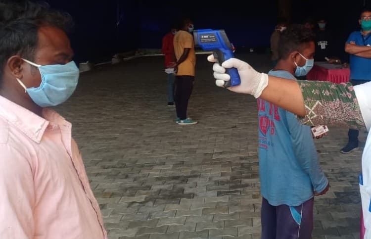 Jharkhand Coronavirus Update : रांची स्टेशन पर कोरोना गाइडलाइन की उड़ रही है धज्जियां, जांच के लिए सिर्फ एक थर्मल स्कैनर, सोशल डिस्टैंसिंग भी खत्म