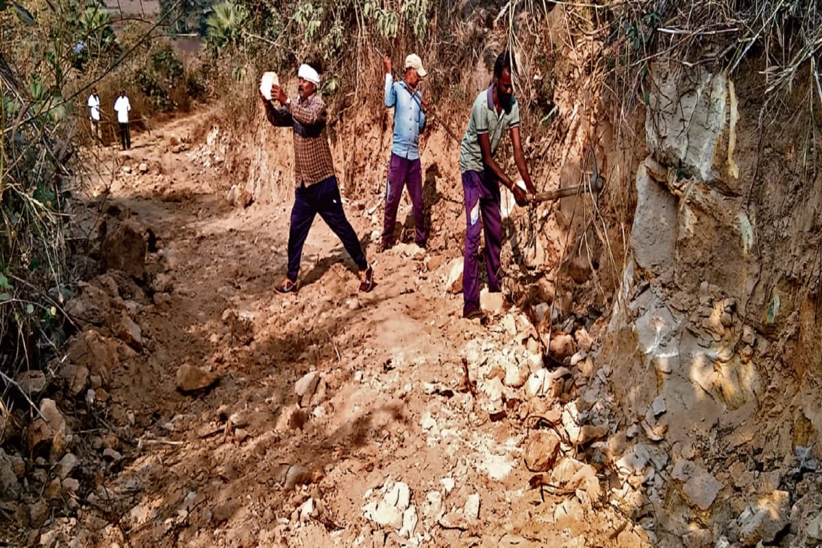 झारखंड के इस गांव के लोग बन बैठे माउंटेन मैन, पहाड़ी को काट कर बना रहे हैं रास्ता, जानें क्या है वजह