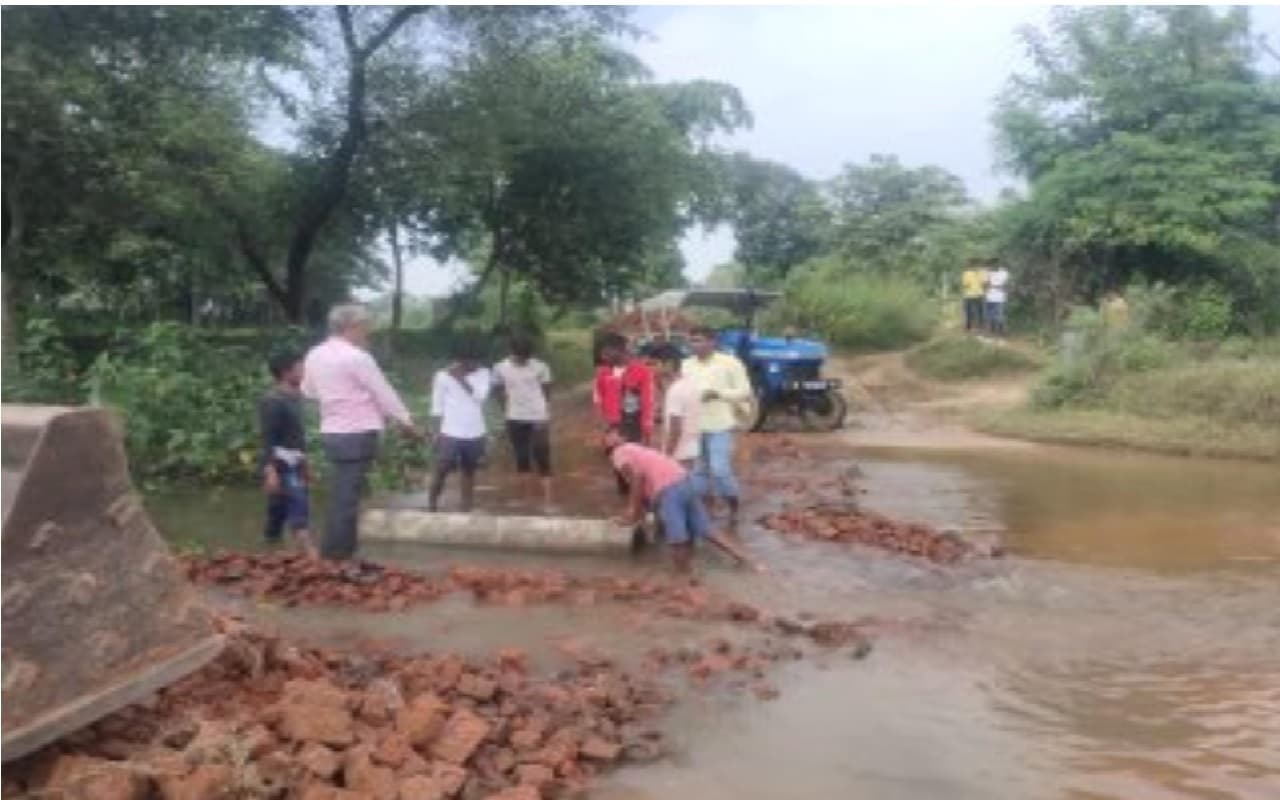 औरंगाबाद में ग्रामीणों ने बच्चों की पढ़ाई के लिए खुद बनाया रास्ता, प्रशासन नहीं दिया ध्यान तो की व्यवस्था