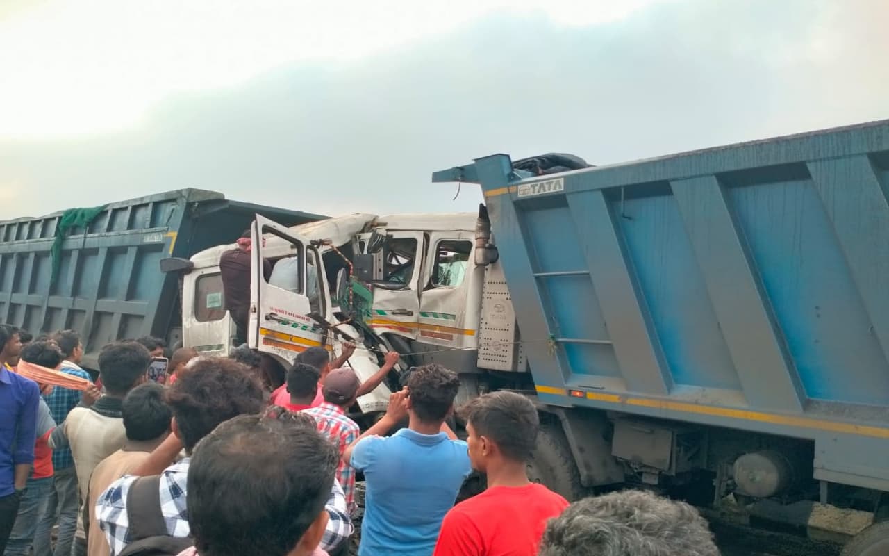 दुमका में कोयला लदे हाइवा के बीच टक्कर, खलासी की मौत, चालक घायल