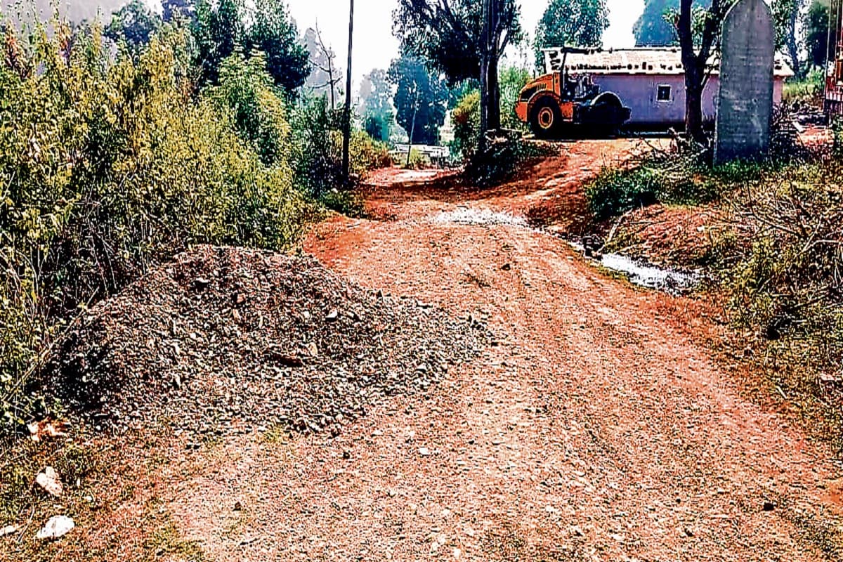 Jharkhand News: करोड़ों रुपये की लागत से बन रहे सड़क निर्माण कार्य को नक्सलियों ने कराया बंद, जानें वजह