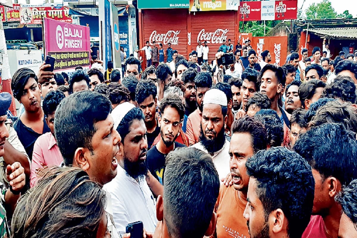 देवघर सड़क हादसा: पुलिस पर हमले में 150 से अधिक पर FIR, 4 गिरफ्तार, ऐसे हो रही है उपद्रवियों की पहचान