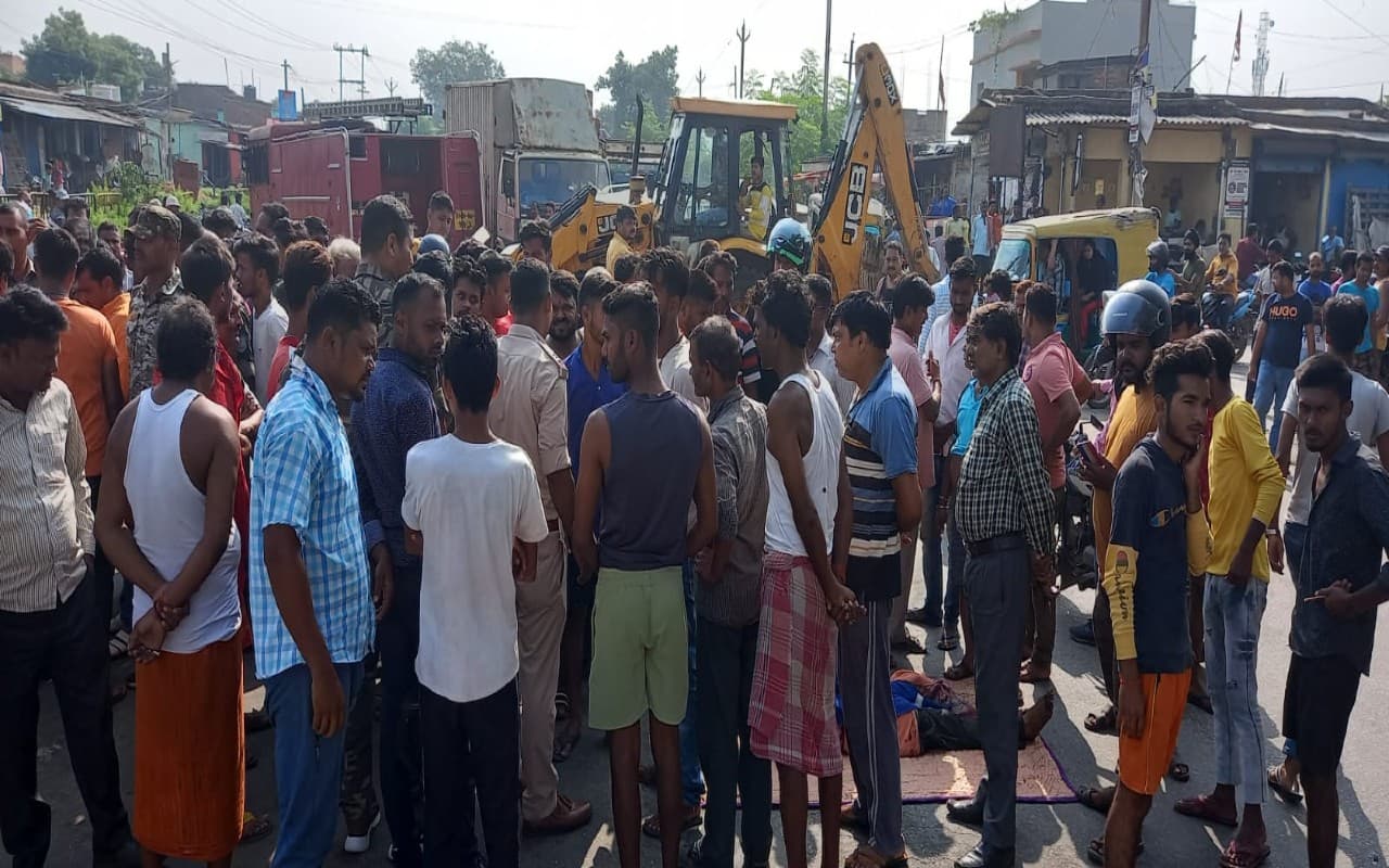 Road Accident: बोकारो में ट्रक की चपेट मे आने से एक युवक की मौत, लोगों ने किया सड़क जाम