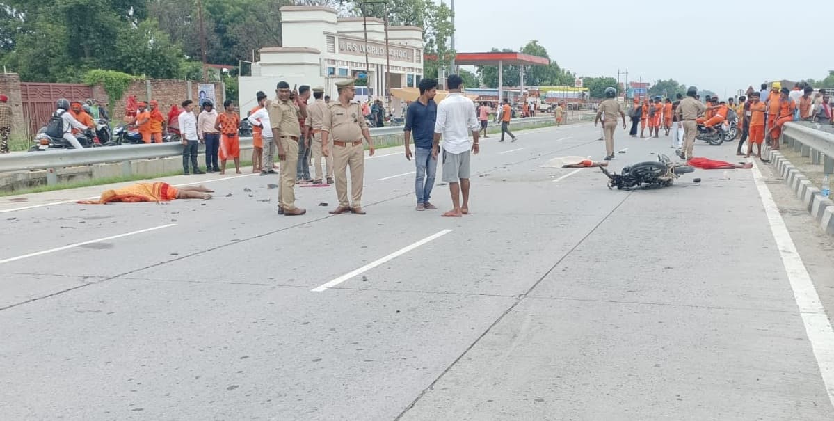 Varanasi News: वाराणसी में भीषण सड़क हादसा, दो बाइकों की टक्कर में तीन कांवड़ियों की मौत, दो घायल