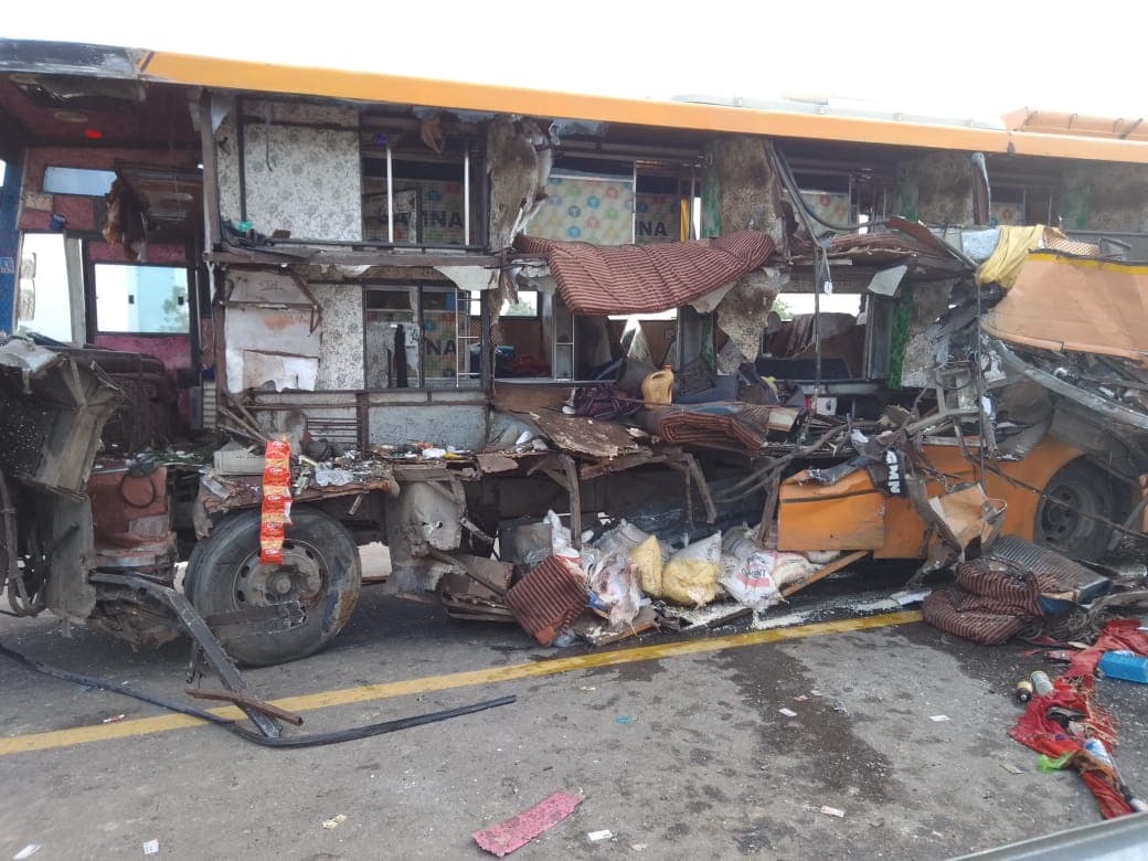 पूर्वांचल एक्सप्रेस वे पर भीषण सड़क हादसा, दो डबल डेकर बसों की टक्कर में 8 यात्रियों की मौत, कई घायल