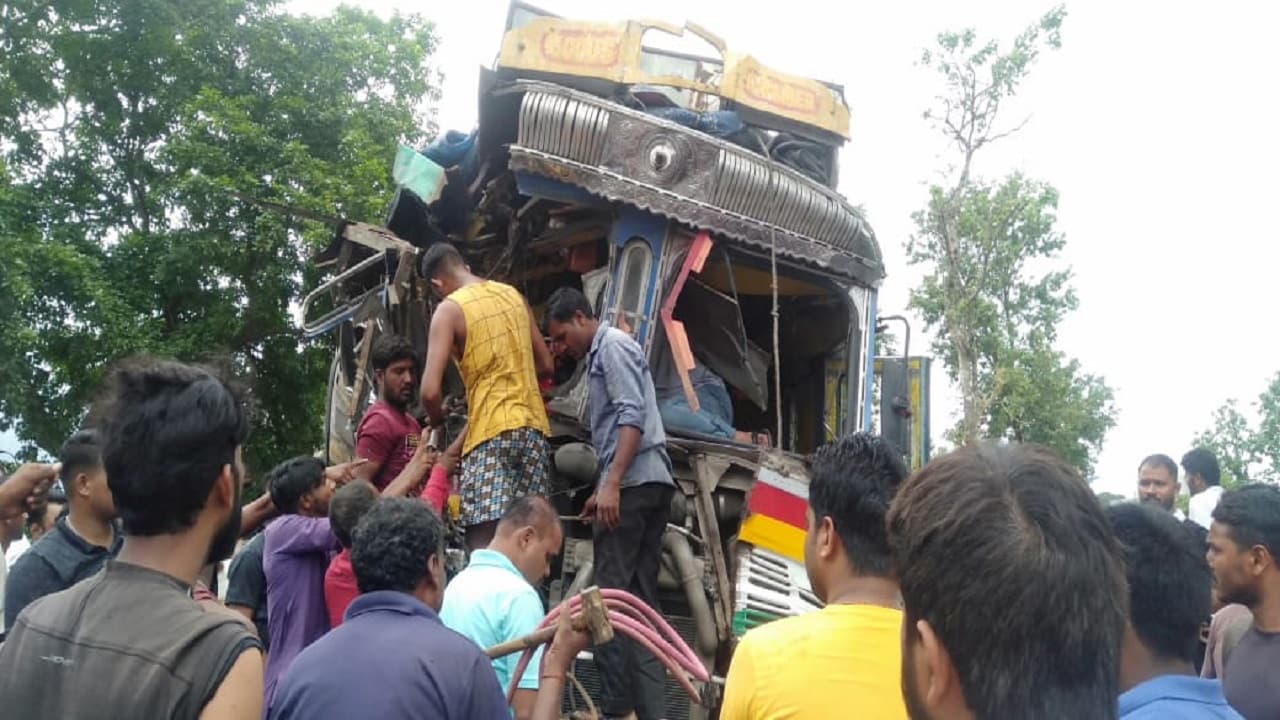 Jharkhand News : झारखंड में भीषण सड़क हादसा, बस-ट्रक की टक्कर में 27 लोग घायल, 2 की हालत गंभीर, RIMS रेफर