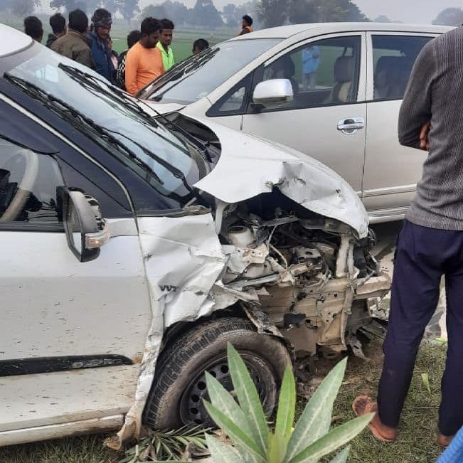 Gorakhpur News: दो कारों में आमने-सामने से हुई जबरदस्त भिड़ंत, 4 लोग घायल