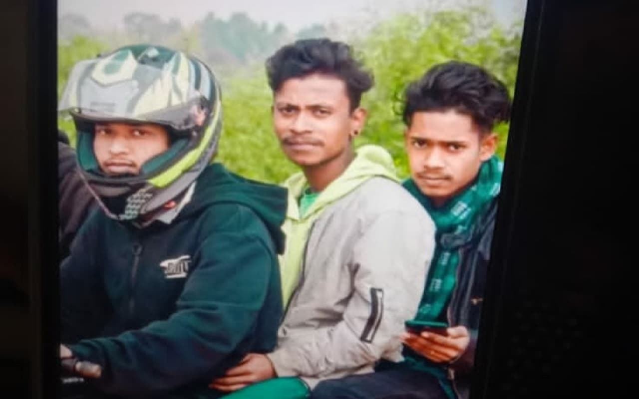 झारखंड : कार्ड बांटने बाइक से निकले 3 युवकों की सड़क हादसे में मौत, हेलमेट पहने होते तो बच सकती थी जान