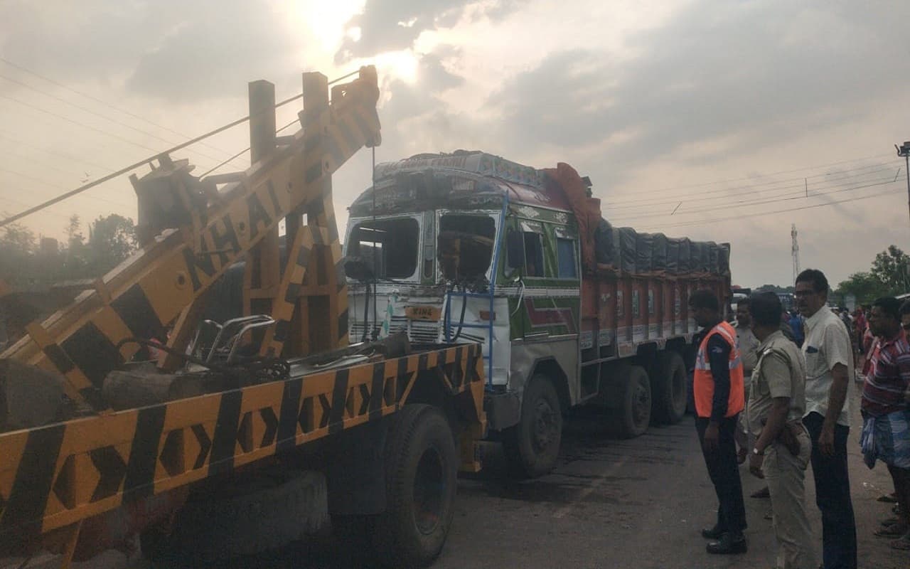 मुर्शिदाबाद: बस-ट्रक में जोरदार टक्कर, 2 यात्रियों की मौत, 24 यात्री घायल