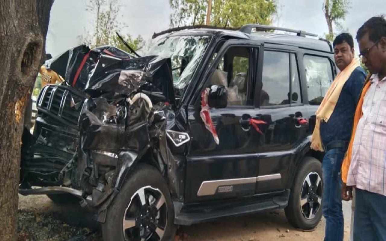 झारखंड: पेड़ से टकरायी तेज रफ्तार स्कॉर्पियो, एक बच्चे की मौत, 4 लोग घायल