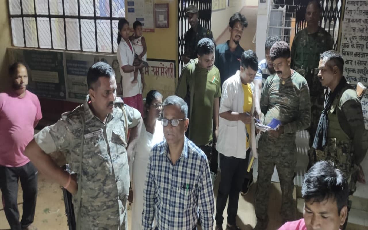 झारखंड: नेतरहाट से लौट रहे रांची के कपल की कार खाई में गिरी, पति की दर्दनाक मौत, पत्नी की हालत गंभीर