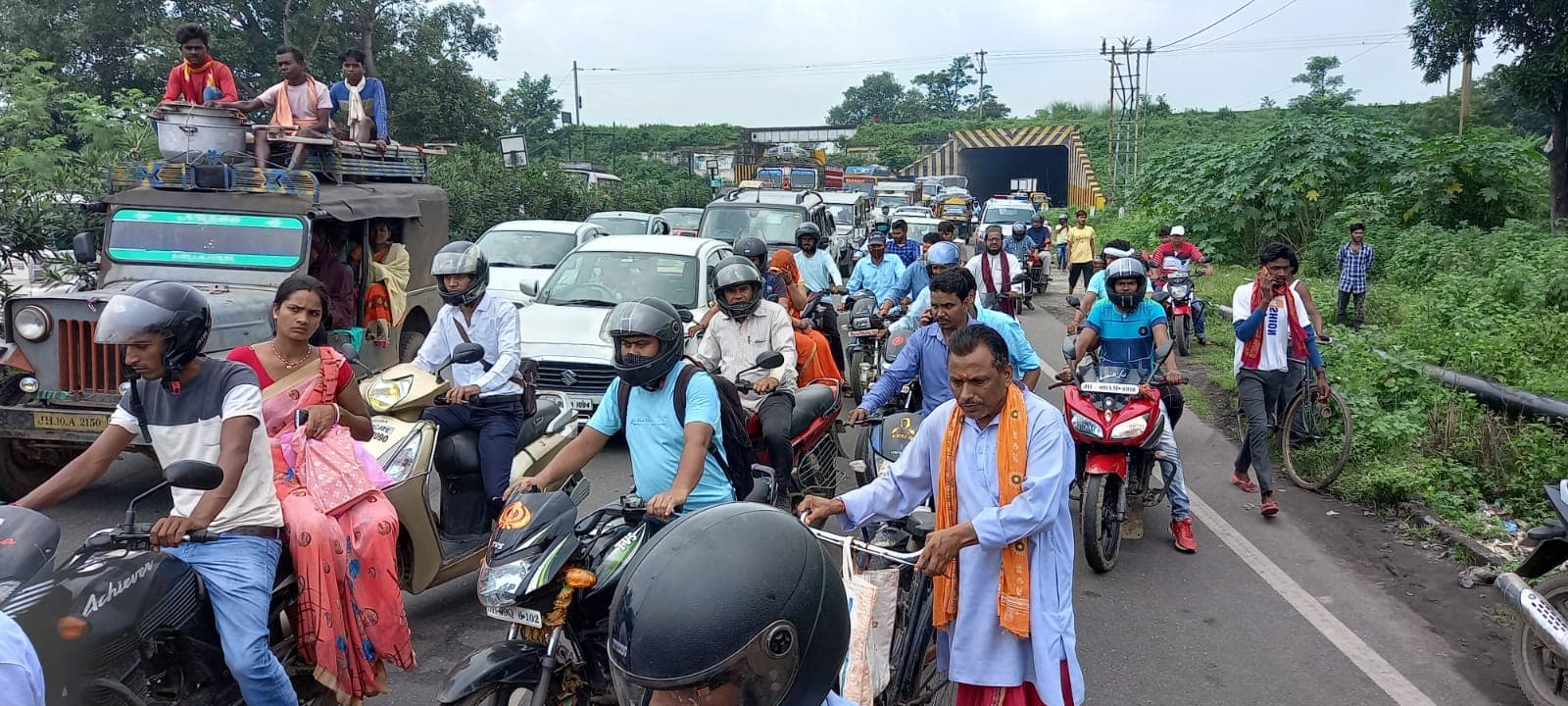 झारखंड में बोकारो में अनियंत्रित होकर पिकअप वैन पलटी, खलासी की मौत, ड्राइवर की हालत नाजुक