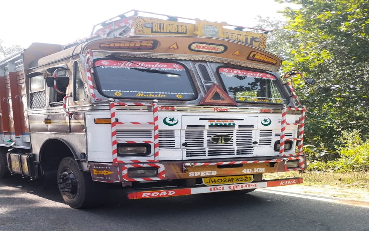 Jharkhand News: हजारीबाग में सड़क हादसा, ट्रक की चपेट में आने से गिरिडीह के बाइक सवार दो युवकों की मौत