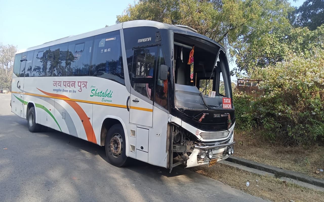 Jharkhand News:रांची में क्रिसमस की छुट्टी पर भतीजी को लाने स्कूल पहुंचे चाचा को बस ने रौंदा, मौके पर मौत