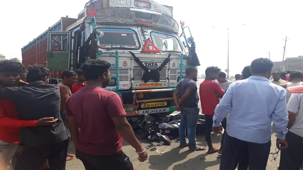 Jharkhand News: सड़क हादसे में सिक्योरिटी गार्ड की मौत, ड्यूटी से लौट रहे थे घर, ट्रक के नीचे घुसी बाइक