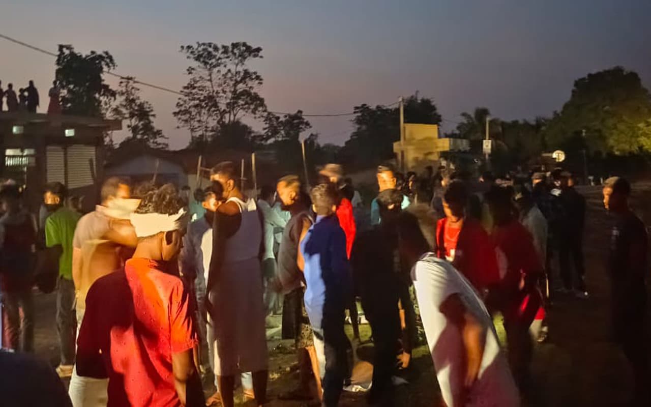 झारखंड में भीषण सड़क हादसा, पिकअप वैन पलटने से 3 लोगों की मौत, 29 लोग गंभीर रूप से घायल झारखंड में भीषण सड़क हादसा, पिकअप वैन पलटने से 3 लोगों की मौत, 29 लोग गंभीर रूप से घायल