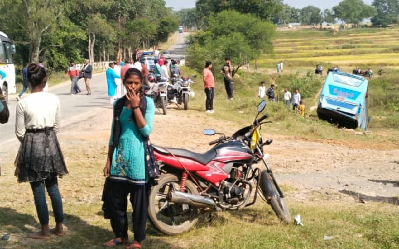राउरकेला से गया जा रही गुप्ता बस गुमला में दुर्घटनाग्रस्त, स्कूटी सवार की मौत, दो दर्जन घायल
