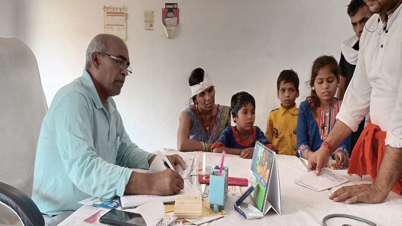 Jharkhand News: शादी समारोह से पहले सड़क हादसा, बाइक को बचाने में पलटा ऑटो, एक ही परिवार के 12 लोग घायल