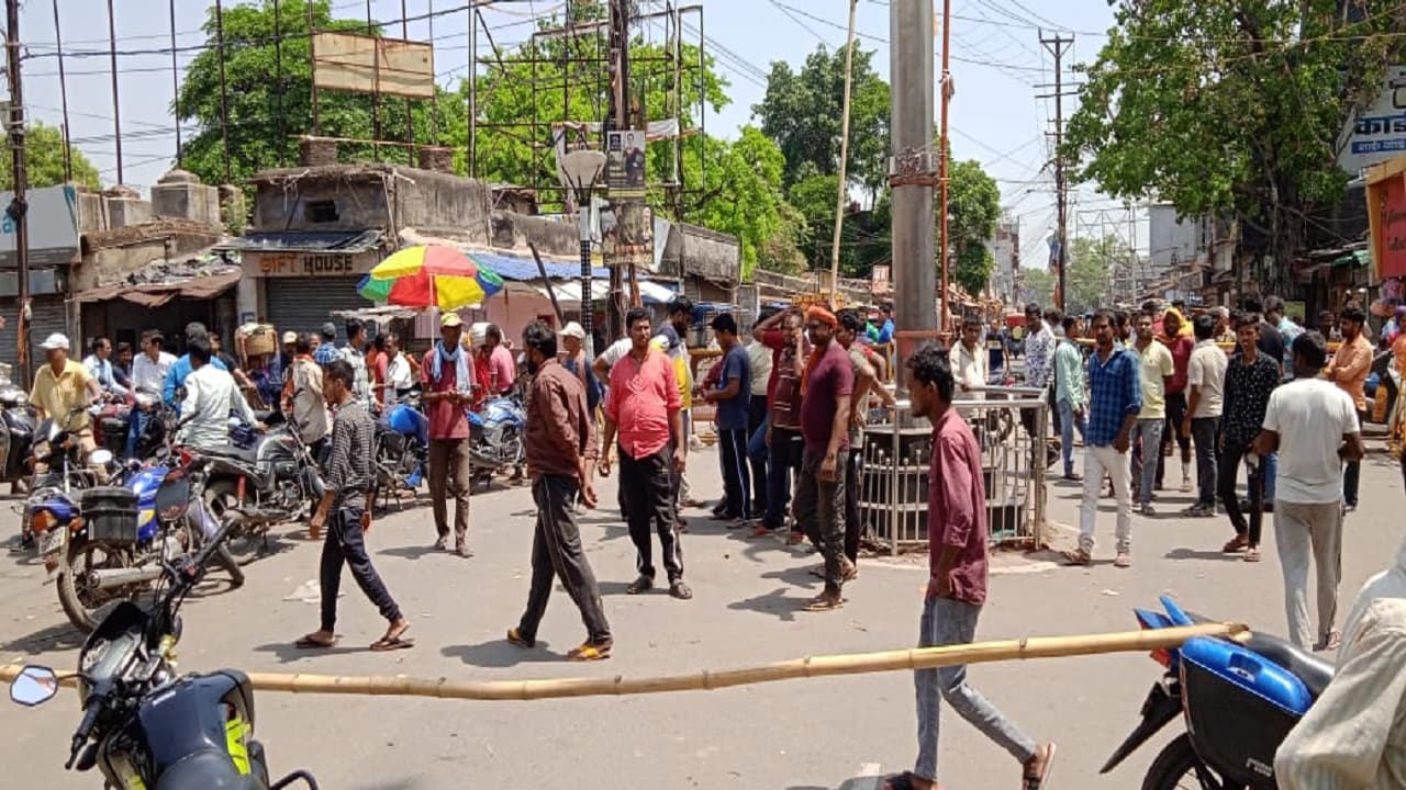 Jharkhand News: स्कूटी से ट्यूशन जा रहे छात्र की ट्रक की चपेट में आने से मौत, सड़क जाम