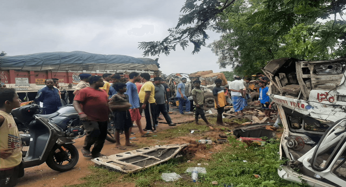 Jharkhand News : झारखंड में ट्रक-ट्रेलर में जोरदार टक्कर, दोनों ड्राइवरों की मौत, खलासी की हालत नाजुक