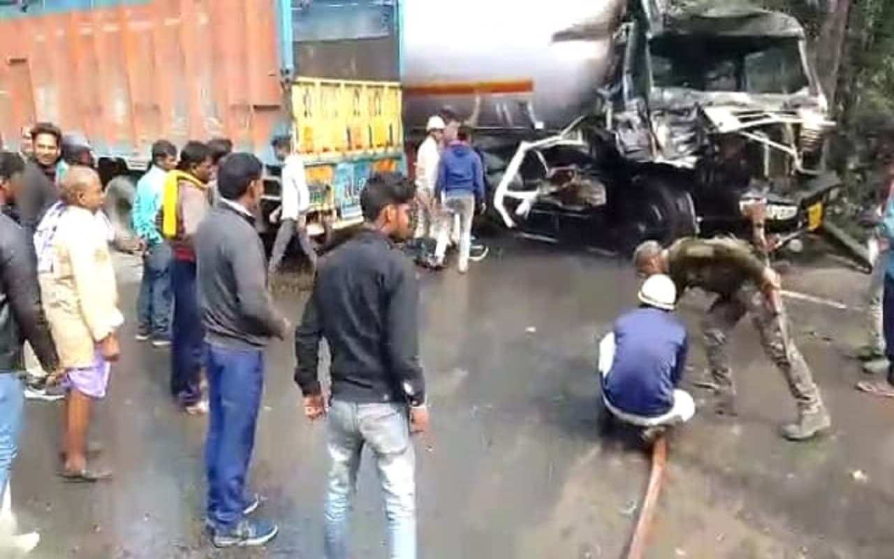 Road Accident: झारखंड के कोडरमा में बड़ा हादसा, गैस टैंकर व ट्रक की भिड़ंत में 1 ड्राइवर जिंदा जला, 3 लोग घायल