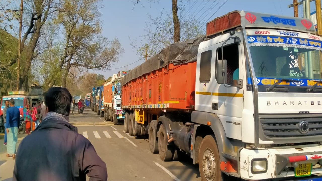 झारखंड सड़क हादसा: बिहार जा रही बस ने बाइक के बाद ट्रक को मारी टक्कर, 2 की मौत, 18 यात्री घायल