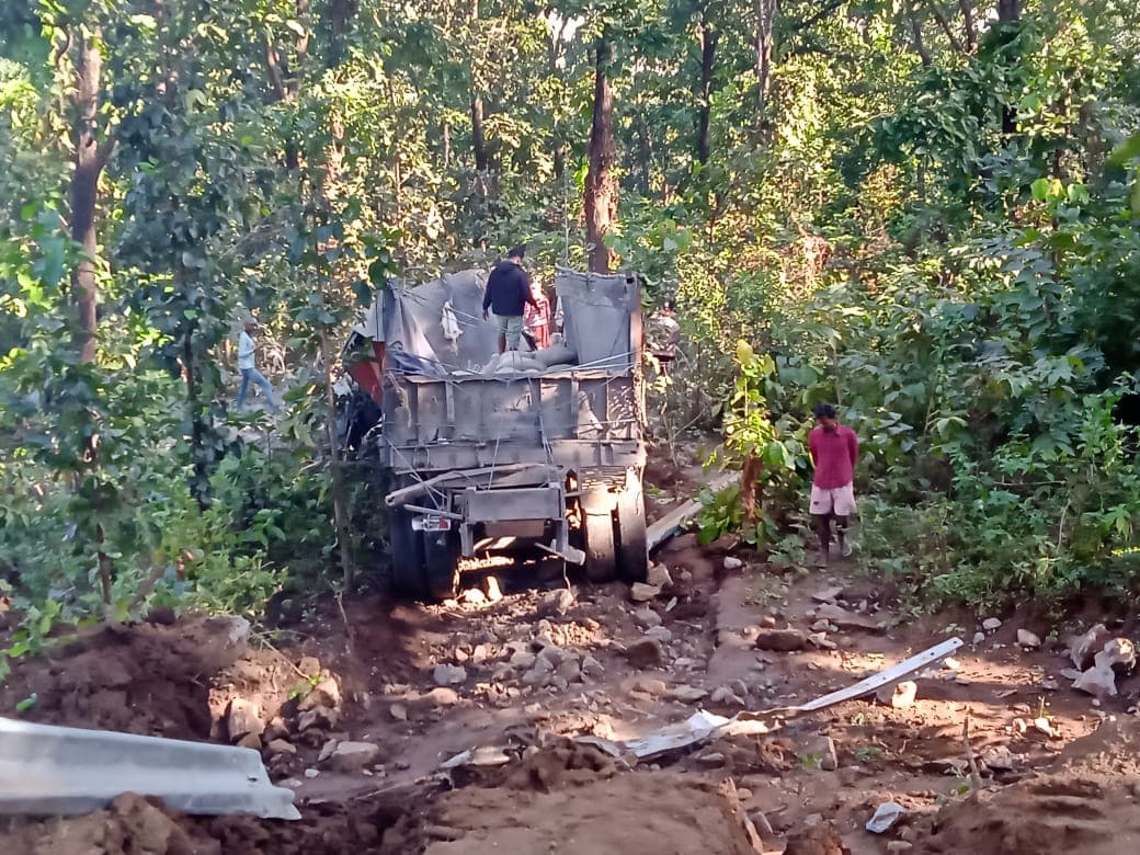 Jharkhand News :छत्तीसगढ़ से आ रहा सीमेंट लदा ट्रक झारखंड की चंपा घाटी में पलटा, 2 मजदूरों की मौत, ड्राइवर घायल