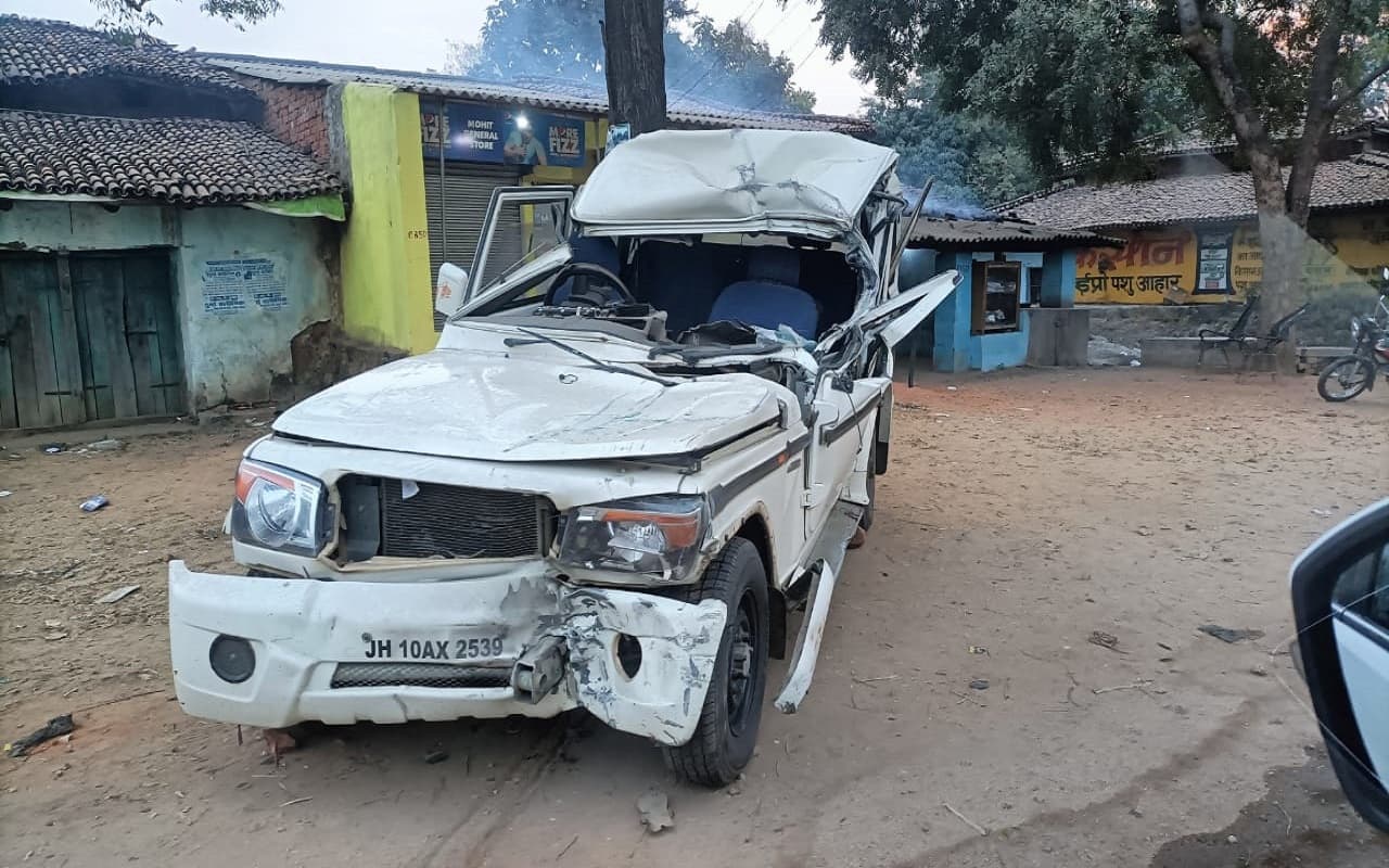 झारखंड के लातेहार में सड़क हादसा, गढ़वा के 2 युवकों की मौत, 4 लोग घायल, 3 रिम्स रेफर