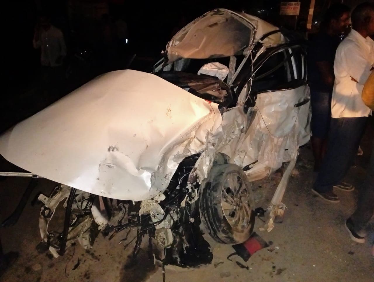 Prayagraj News: कार की आमने-सामने की टक्कर में गाड़ियों के उड़े परखच्चे, दो युवकों की दर्दनाक मौत