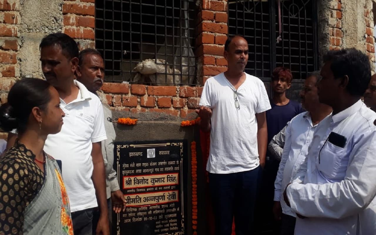 Common Man Issues: दिवाली से पहले विधायक विनोद सिंह का ग्रामीणों को तोहफा, जर्जर सड़क होगी चकाचक