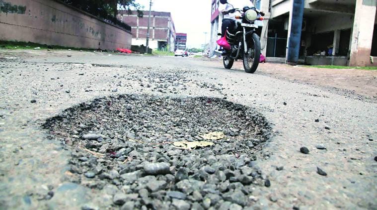 छह महीने में ही शिवाडीह-प्लांडू सड़क पर उभर आये सैकड़ों गड्ढे