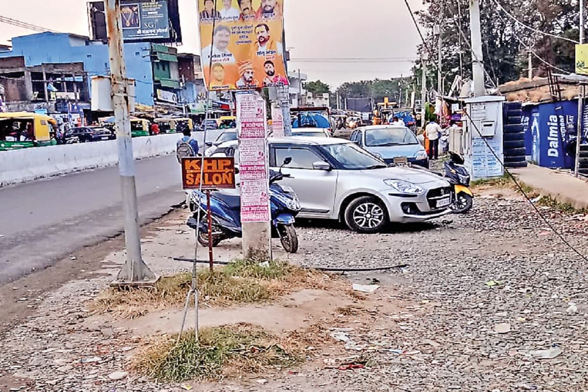 रांची : सड़क चौड़ीकरण में रोड़ा बन रहे पेड़ व पोल, धीमी पड़ी निर्माण की रफ्तार