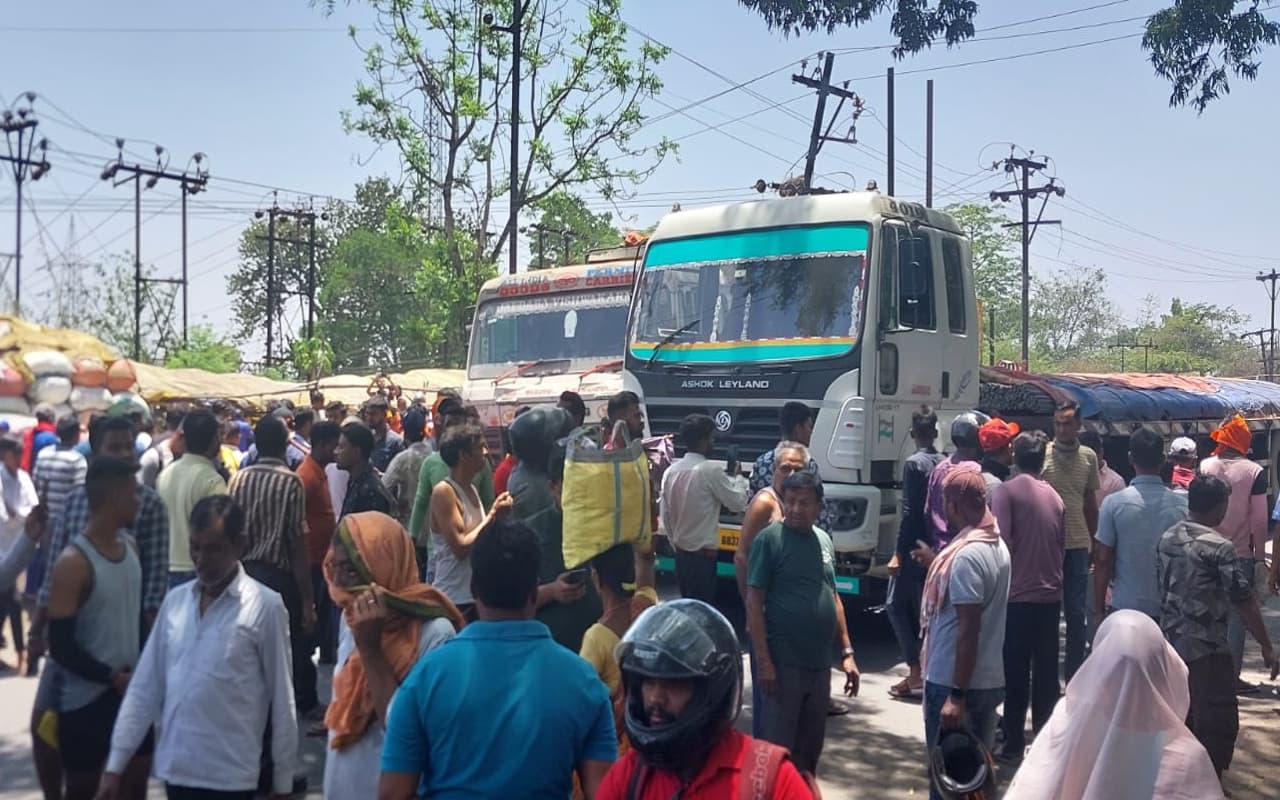 झारखंड : रामगढ़ के नईसराय में सरिया लदे ट्रेलर की चपेट में आने से एक महिला की मौत, घंटों सड़क जाम