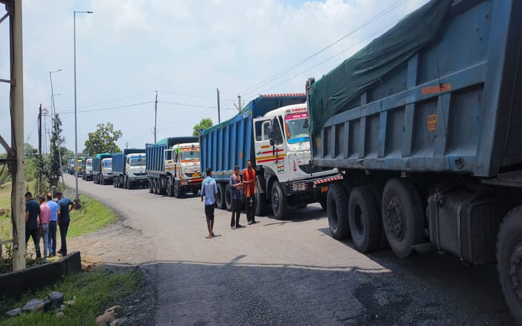 झारखंड : सड़क दुर्घटना के विरोध में हजारीबाग-बड़कागांव रोड 20 घंटे रहा जाम, कोयले की ढुलाई प्रभावित