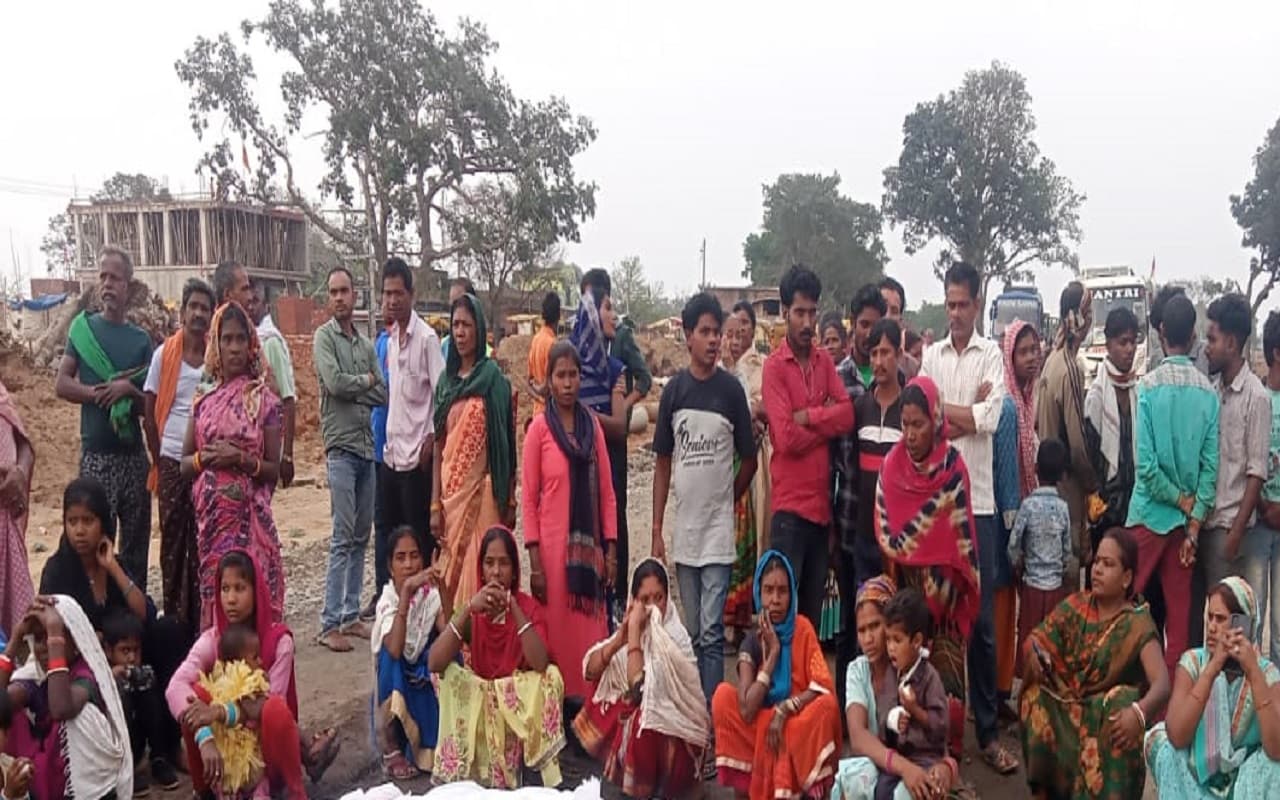 झारखंड: सड़क हादसे में बुजुर्ग की मौत से आक्रोश, शव के साथ सड़क जाम कर 20 लाख रुपये मांगा मुआवजा झारखंड: सड़क हादसे में बुजुर्ग की मौत से आक्रोश, शव के साथ सड़क जाम कर 20 लाख रुपये मांगा मुआवजा