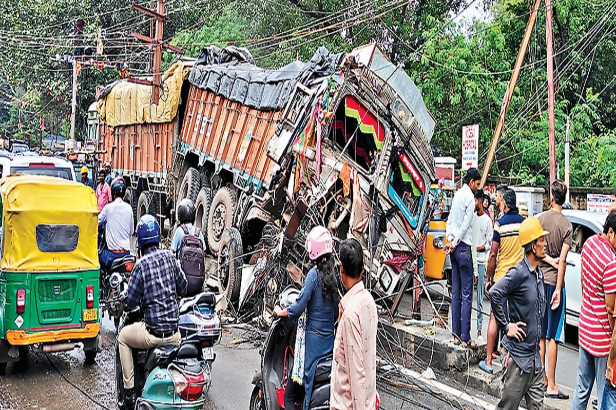 ट्रक बिजली के खंभे से टकराया, रांची का बरियातू और कोकर इलाका दिन भर रहा जाम