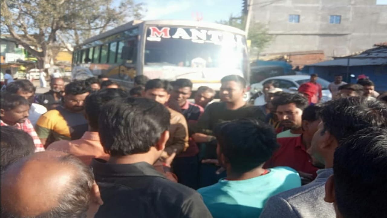 Jharkhand News: दुकानों से 4.50 लाख की चोरी, किराना दुकान में लगा दी आग, आक्रोशित लोगों ने किया सड़क जाम