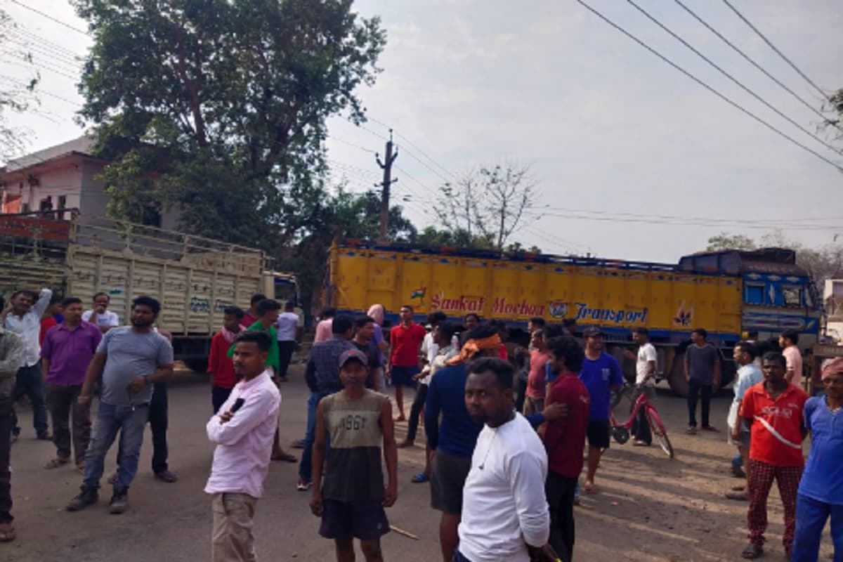 सड़क न बनने से परेशान चाईबासा के ग्रामीणों ने  NH- 75E किया जाम, प्रशासन दे चुका है लिखित आश्वासन