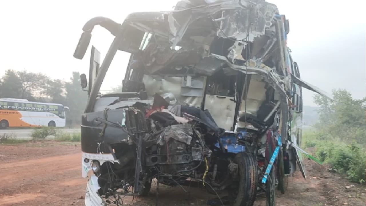 कर्नाटक के हुबली में टक्कर के बाद बस और लॉरी के उड़े परखच्चे, भीषण हादसे में 8 लोगों की मौत