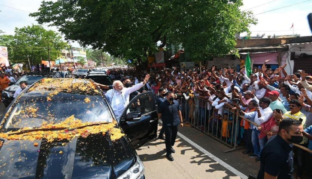 Jharkhand: बच्चों ने लगाये मोदी मोदी के नारे तो खुद को नहीं रोक पाये PM, गाड़ी से बाहर निकल किया अभिवादन