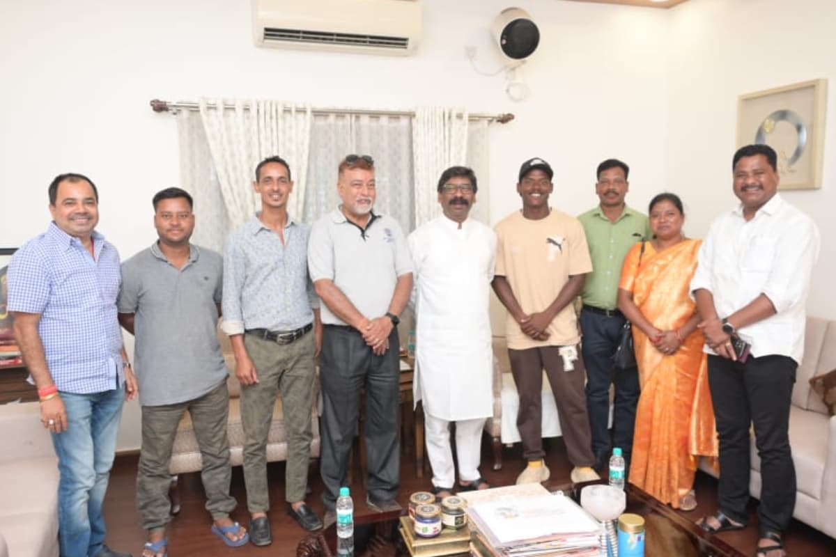 झारखंड: सीएम हेमंत सोरेन से मिले क्रिकेटर रॉबिन मिंज, बोले-आईपीएल के लिए यूके में होगा प्रशिक्षण