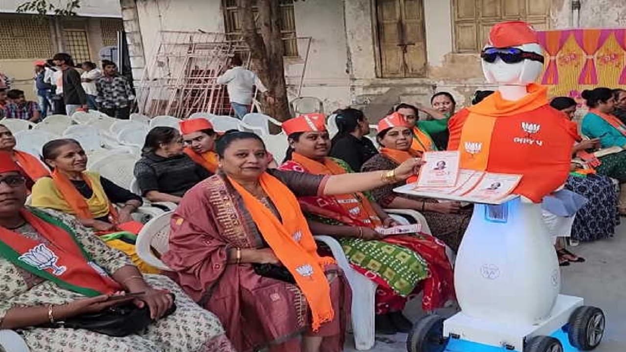 गुजरात चुनाव 2022: BJP प्रत्याशी के लिए वोट मांग रहा Robot, प्री-रिकॉर्डेड स्लोगन के साथ स्पीकर भी अटैच