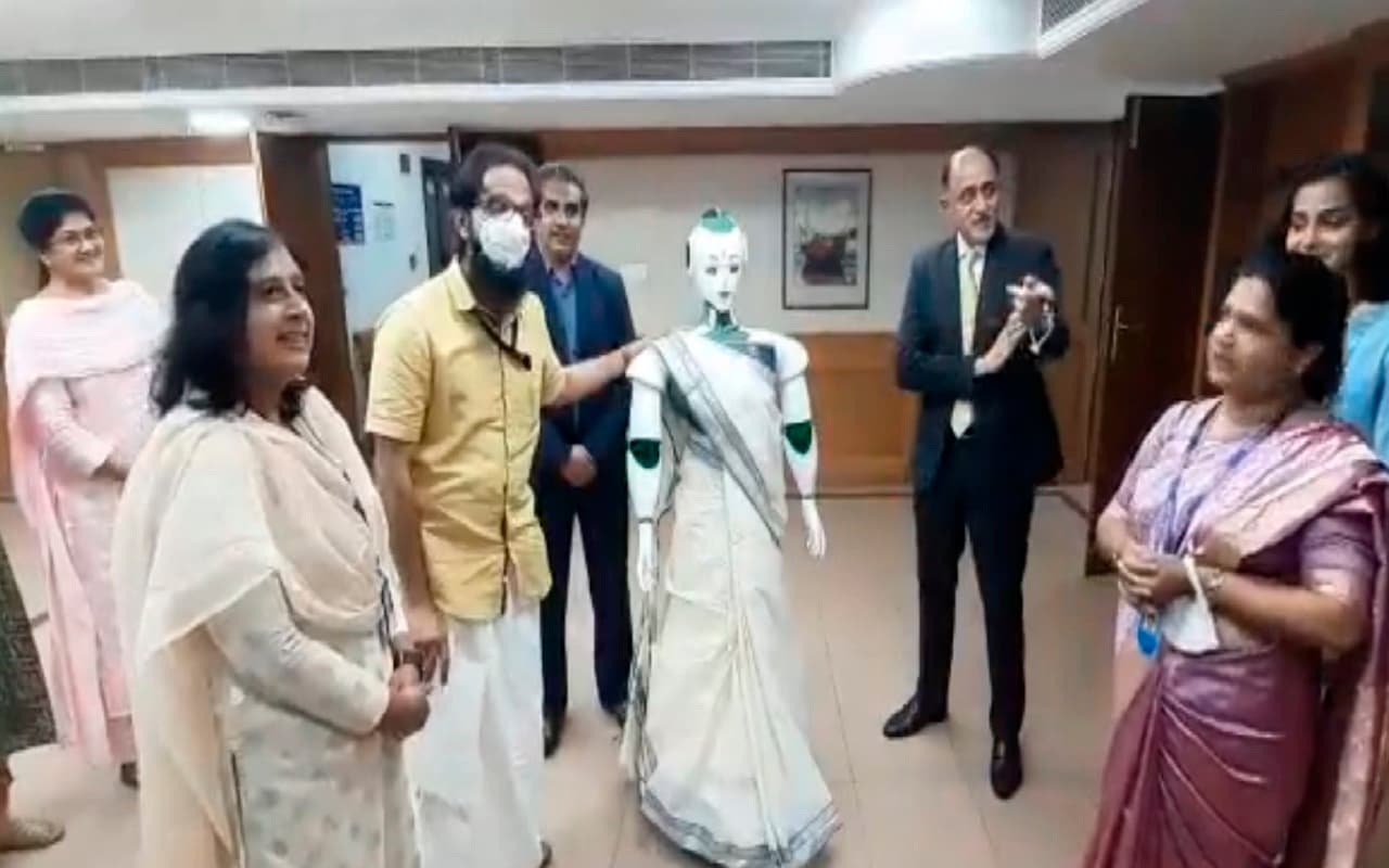 OMG: जब Loan लेने पारंपरिक ड्रेस में बैंक पहुंचा Robot, देखें फिर क्या हुआ