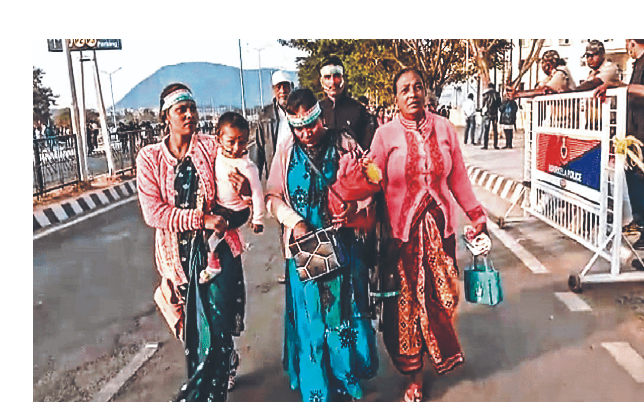 हॉकी विश्व कप: VVIP सेवा छोड़ बेटे का खेल देखने पैदल ही स्टेडियम पहुंचीं रोहिदास की मां