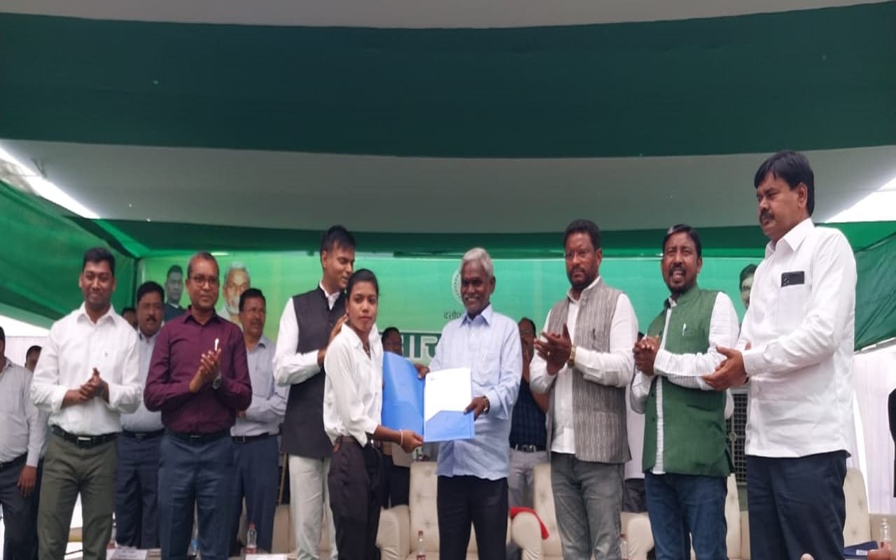 झारखंड: रोजगार मेले में 18 को मिला नियुक्ति पत्र, मंत्री चंपई सोरेन बोले-75 % स्थानीय बेरोजगारों को दें नौकरी