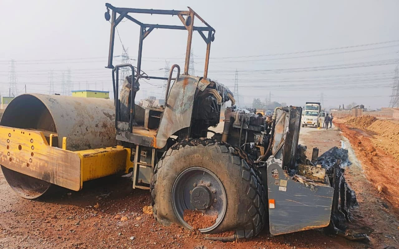 रांची के इटकी में अपराधियों ने मचाया उत्पात, रोलर वाहन को किया आग के हवाले